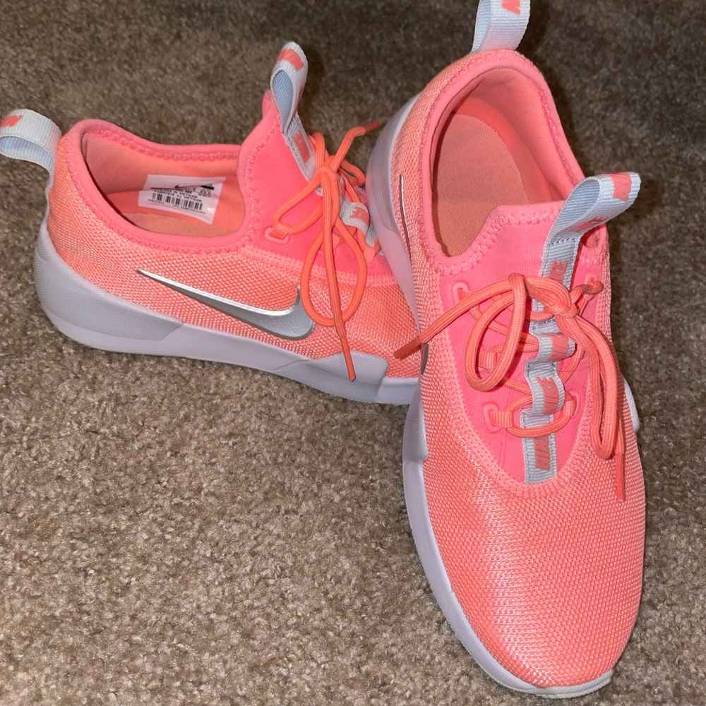 Women’s Nike running shoes size 5Y/7W